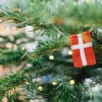 albero di Natale decorato con bandierine