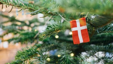 albero di Natale decorato con bandierine