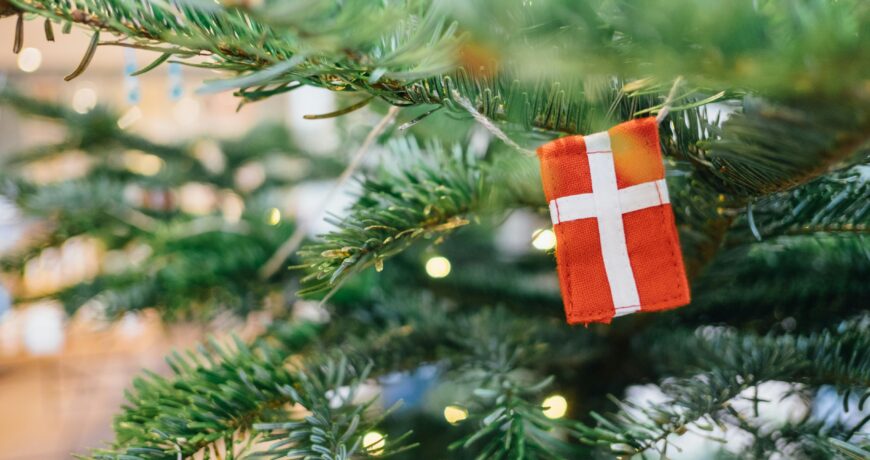 albero di Natale decorato con bandierine